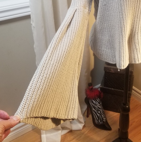 Free People low cut bell sleeve sweater - Picture 4 of 5